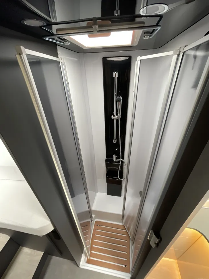 Fahrzeugbild Laika Kosmo L 409 mit Tageszulassung #19