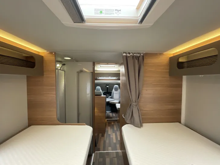 Fahrzeugbild Weinsberg CaraSuite 700 ME - Einzelbetten & Hubbett #17