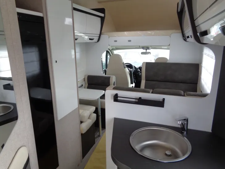 Fahrzeugbild McLouis Glamys 322 Alkoven Kat. 1 #9