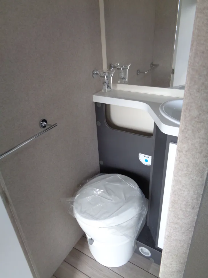 Fahrzeugbild McLouis Glamys 322 Alkoven Kat. 1 #12