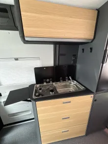 Küche Adria Twin 640 SGX 60 Years mit Aufstelldach und Automatik