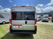 Frontal Hinten Adria Twin 640 SGX 60 Years mit Aufstelldach und Automatik
