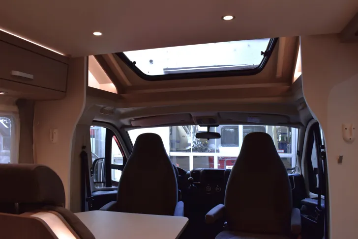 Fahrzeugbild Carado T 135 Pro+ 5,96m, Hubbett, 4 Betten #6