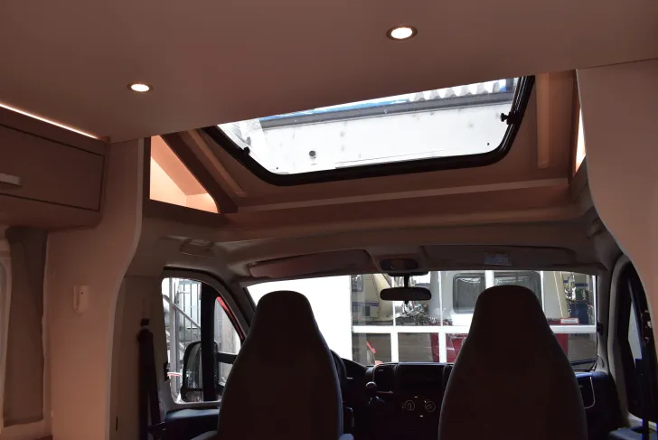 Fahrzeugbild Carado T 135 Pro+ 5,96m, Hubbett, 4 Betten #7