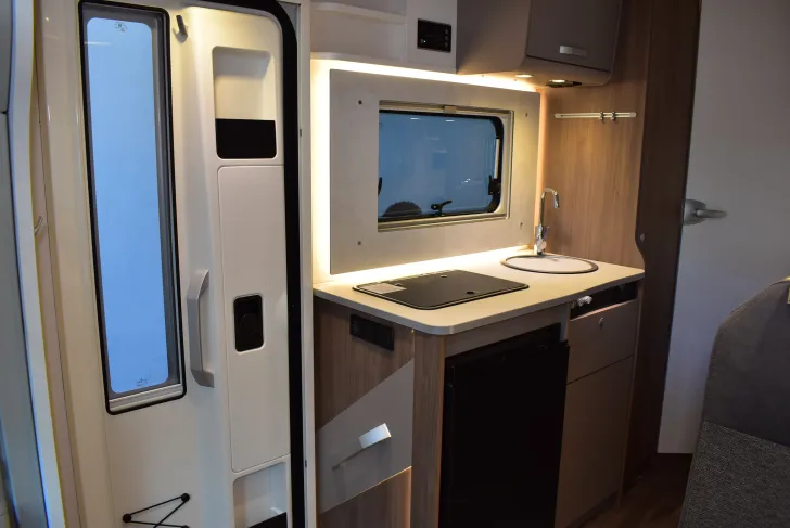 Fahrzeugbild Carado T 135 Pro+ 5,96m, Hubbett, 4 Betten #9