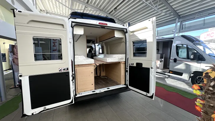 Schräg Hinten Sunlight Camper Van CLIFF 602 Adventure Edition Rooftop
