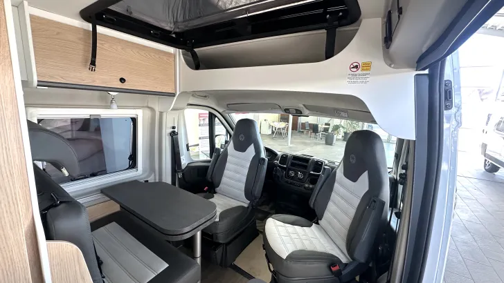 Sitzgruppe Sunlight Camper Van CLIFF 602 Adventure Edition Rooftop