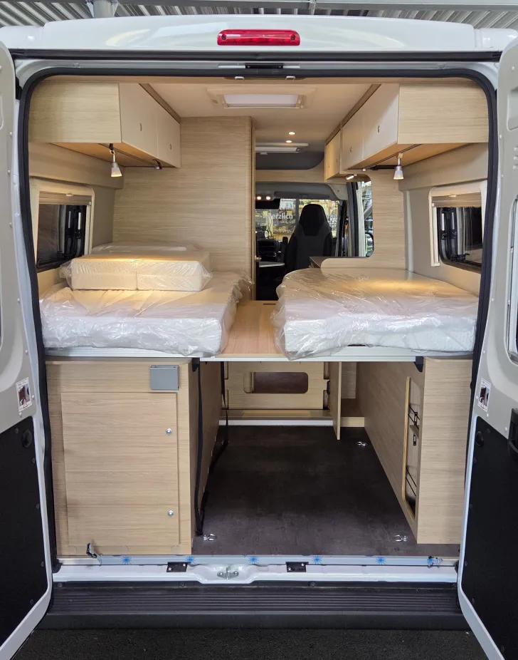 Fahrzeugbild Roadcar R 640 mit Längsbetten #9