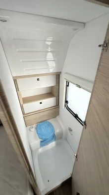 Sicht vorne-hinten Fendt Apero 495 SFB