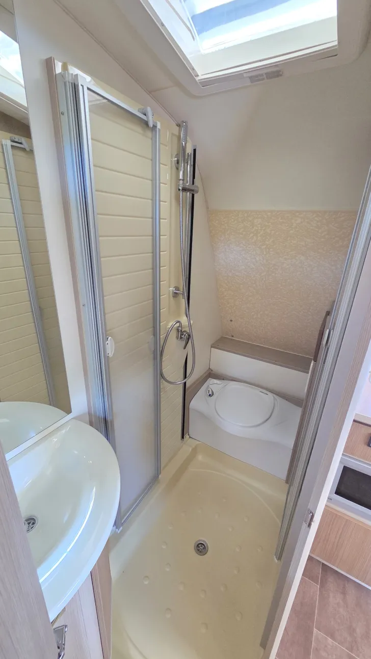 Fahrzeugbild Bürstner Averso Plus 410 TS Hubett #12