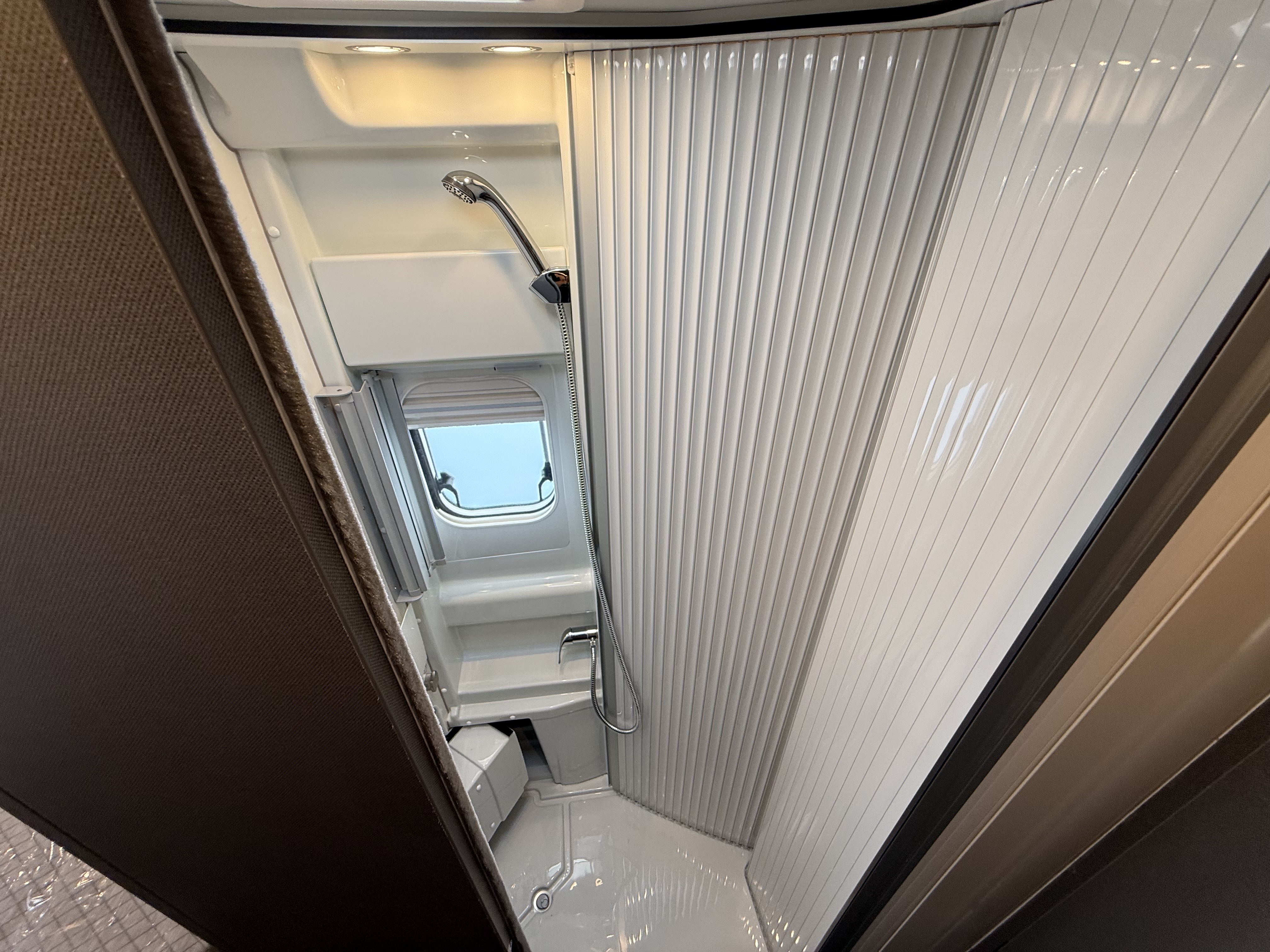 Malibu Van First Class – Two Rooms 640 LE RB charming GT skyview - Bild 30